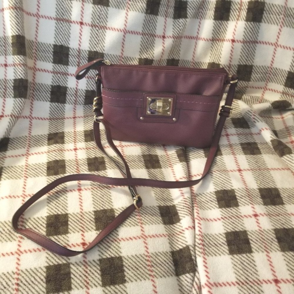 Medium maroon ladie's shoulder strap faux leather purse